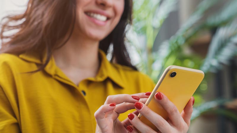 Mulher com telemóvel na mão